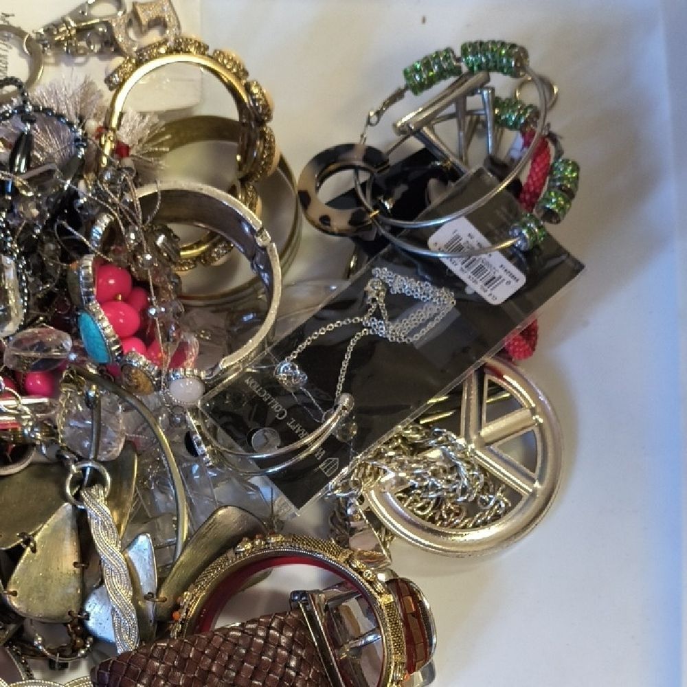 Mixed Bag Of Jewelry lot 100 - Picture 2 of 4